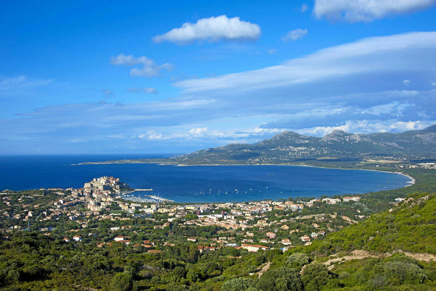 , Actus nationales: En Corse, la saison touristique menacée par les prix des transports #France